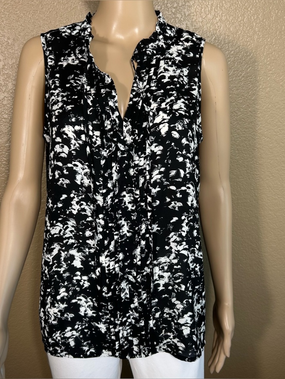 Simply Vera Vera Wang Women’s Medium Sleeveless Pleated Floral Blouse Black M